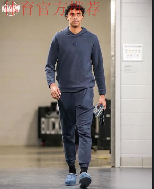 型男入场!独行侠官媒晒众球员入场穿搭照:温馨氛围 型男入场!独行侠官媒晒众球员入场穿搭照:温馨氛围